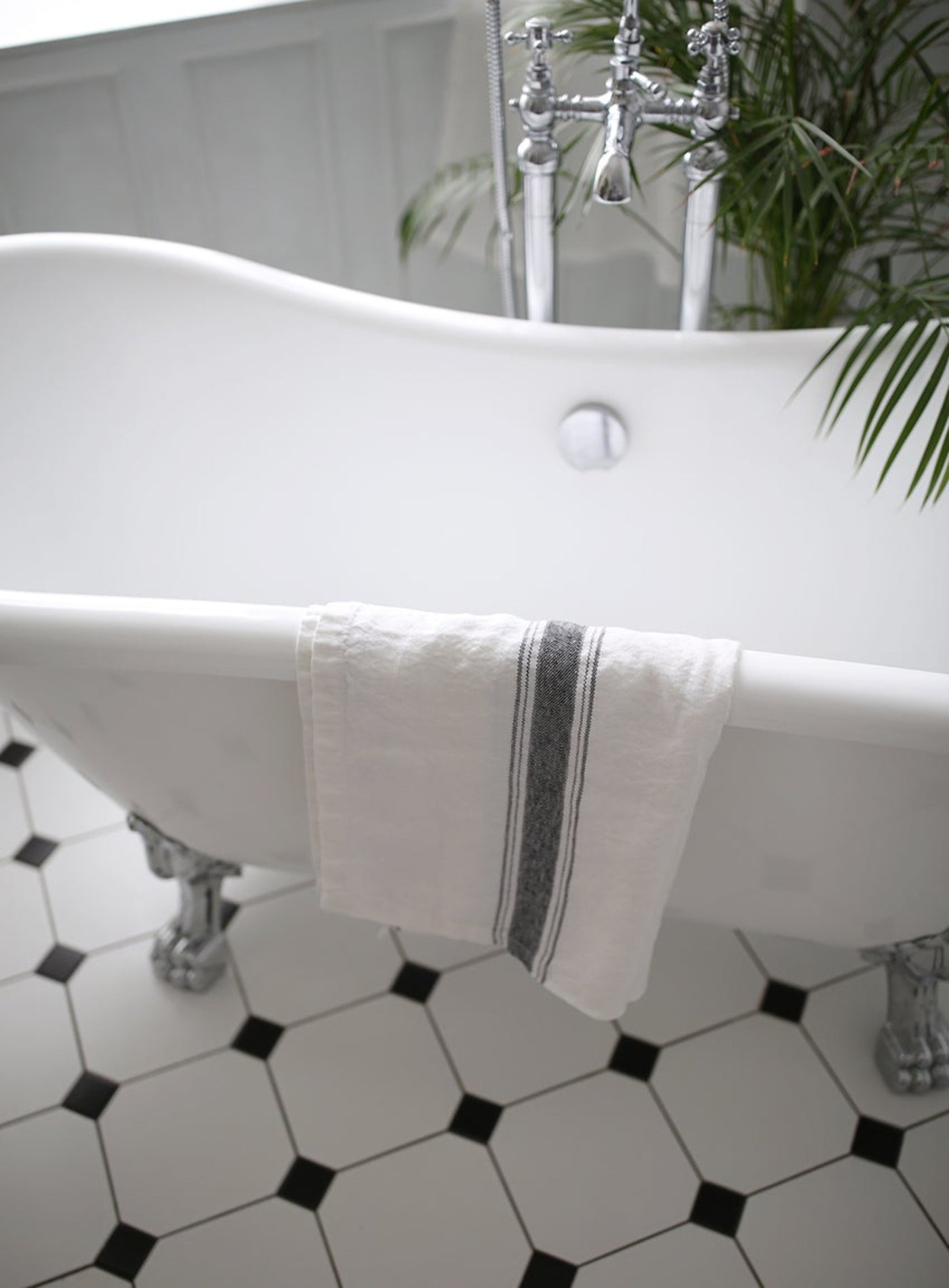 Linen Guest Towel: White with charcoal grey farmhouse stripes, over side of bathtub. SKU: TT.CS.28WC