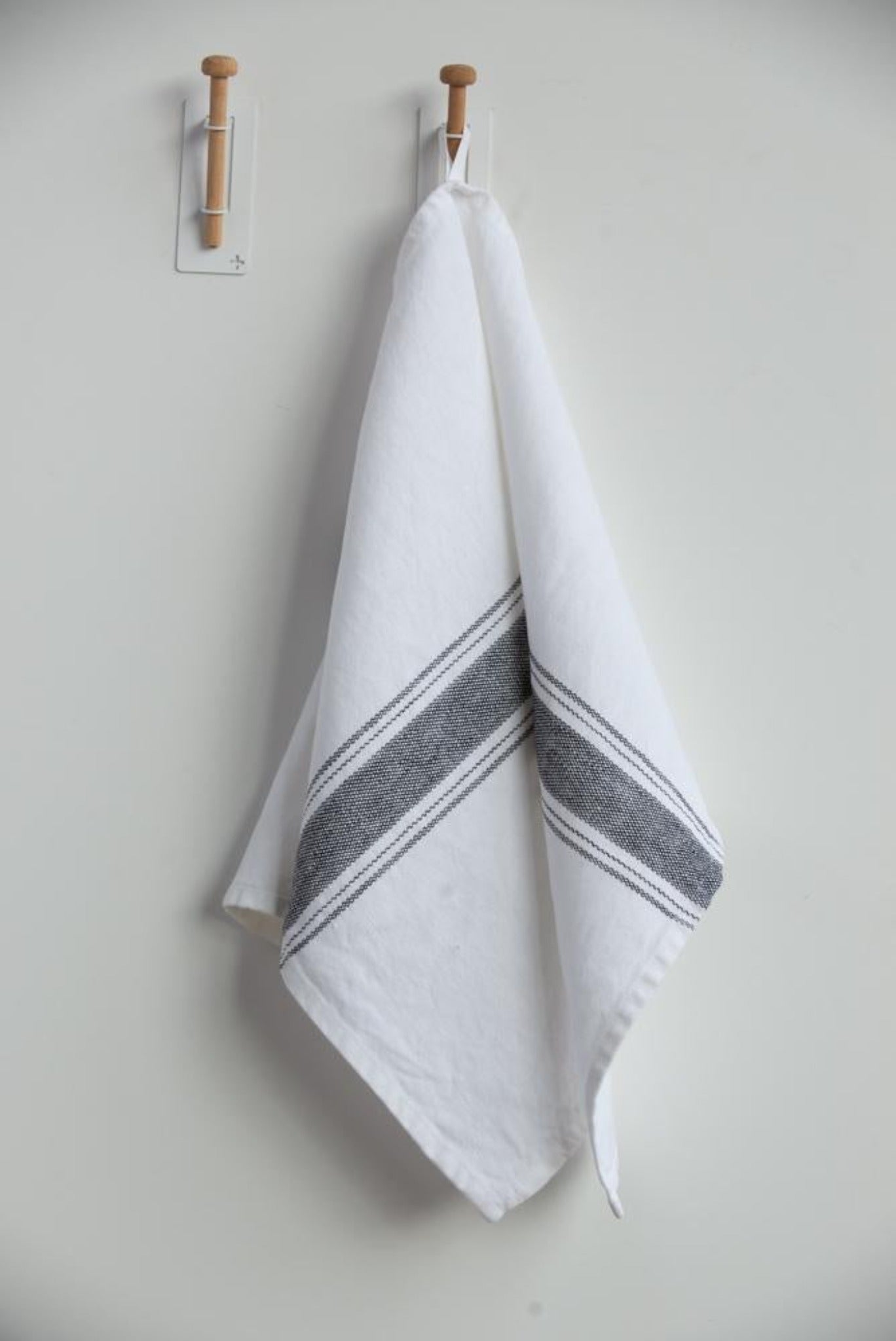 Farmhouse Linen Tea / Guest Towel: 17" x 28", handmade in Canada with the finest quality linen. Natural fibers.