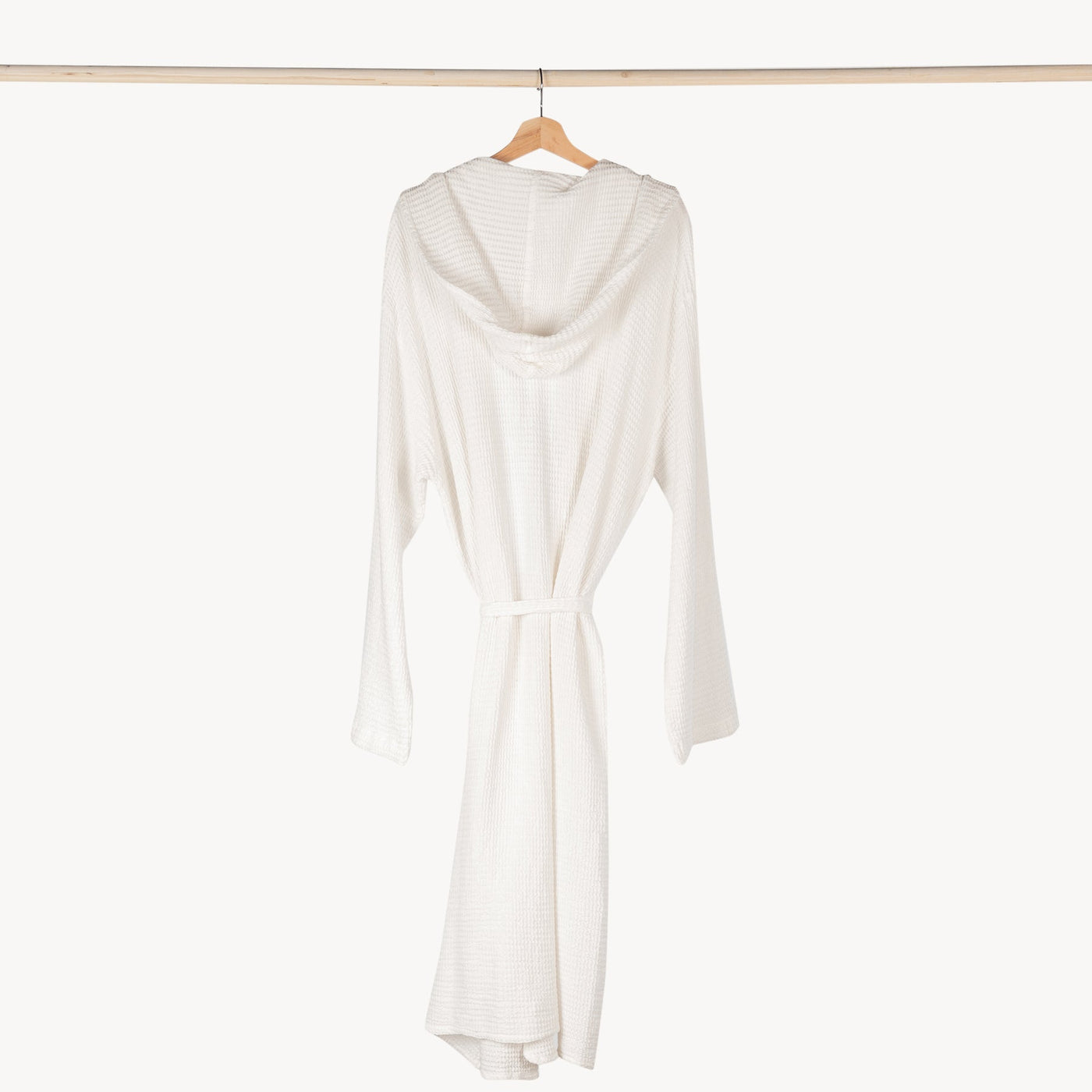 White hooded wave bamboo robe.