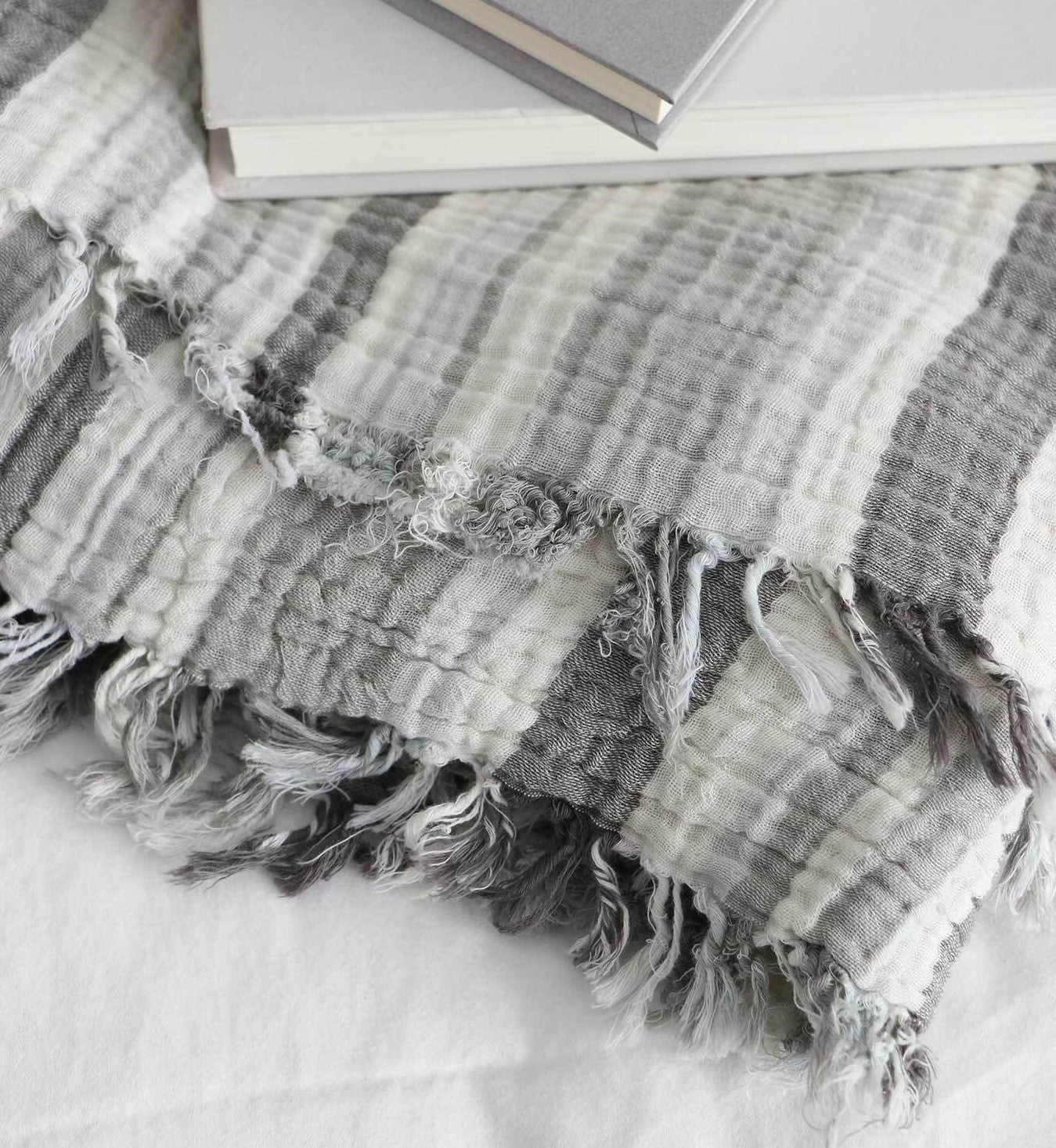 Throw blanket Dala, crinkle grey stripe