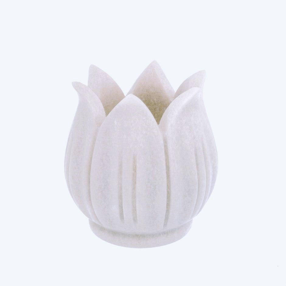 Marble Blossom candle votive with pointed scallop
