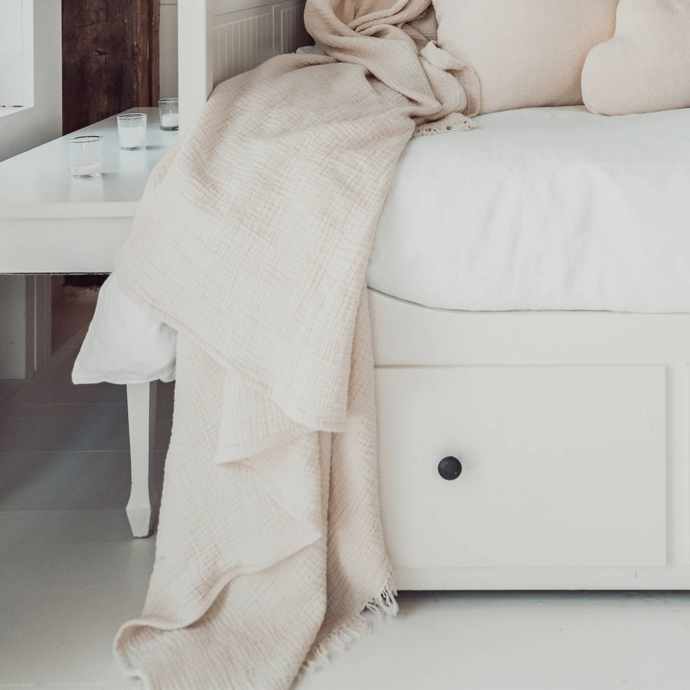White Cloud / Fawn crinkle throw on bed